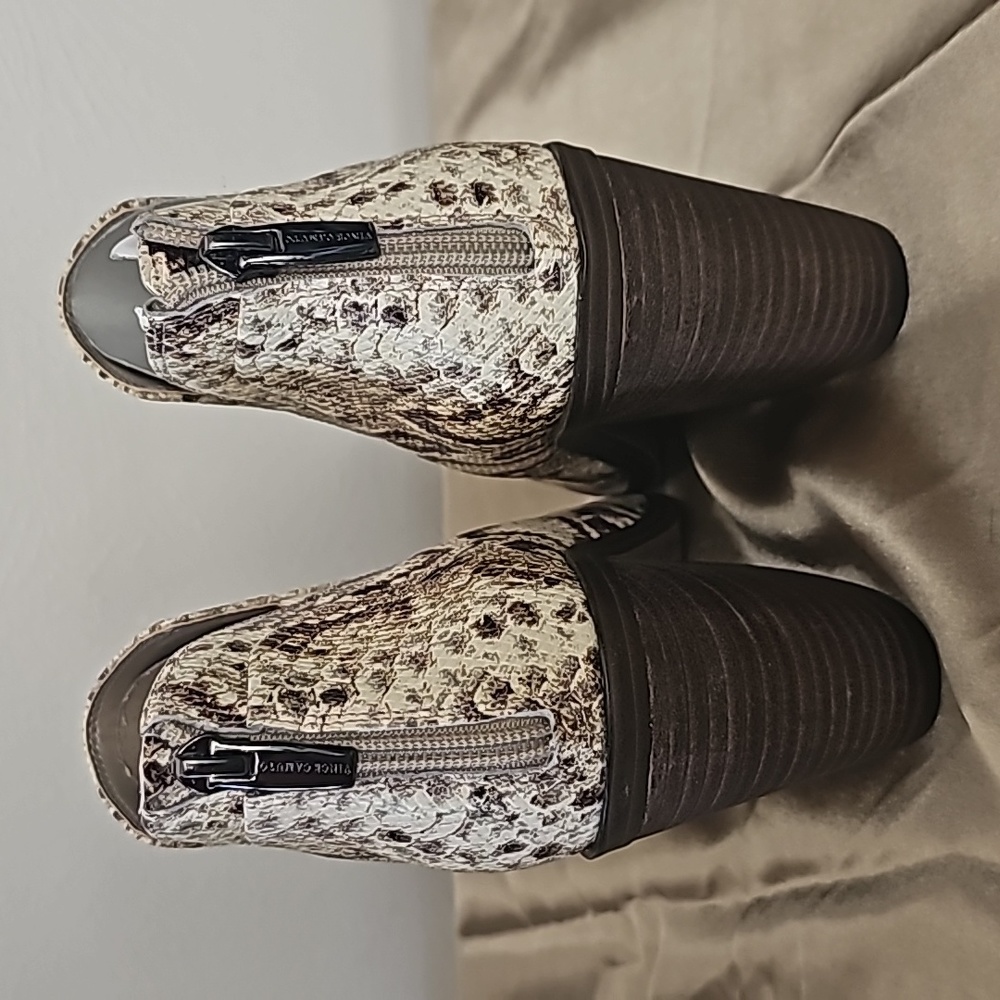 NEW Vince Camuto snake print leather ankle booties high  heel back zipper - Picture 7 of 12